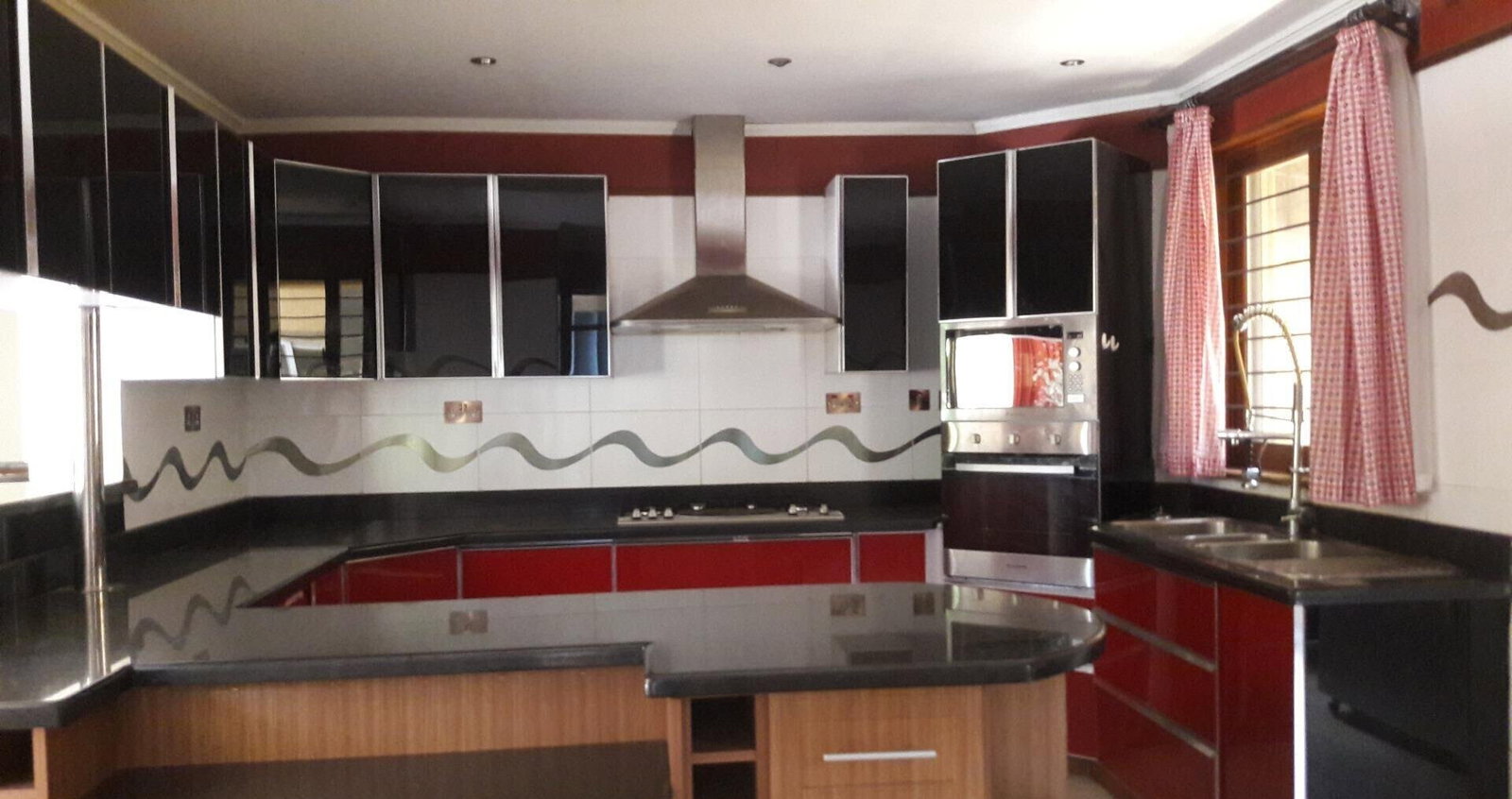 5-Ensuite Townhouse with Fireplace & Private Garden - Spring Valley
