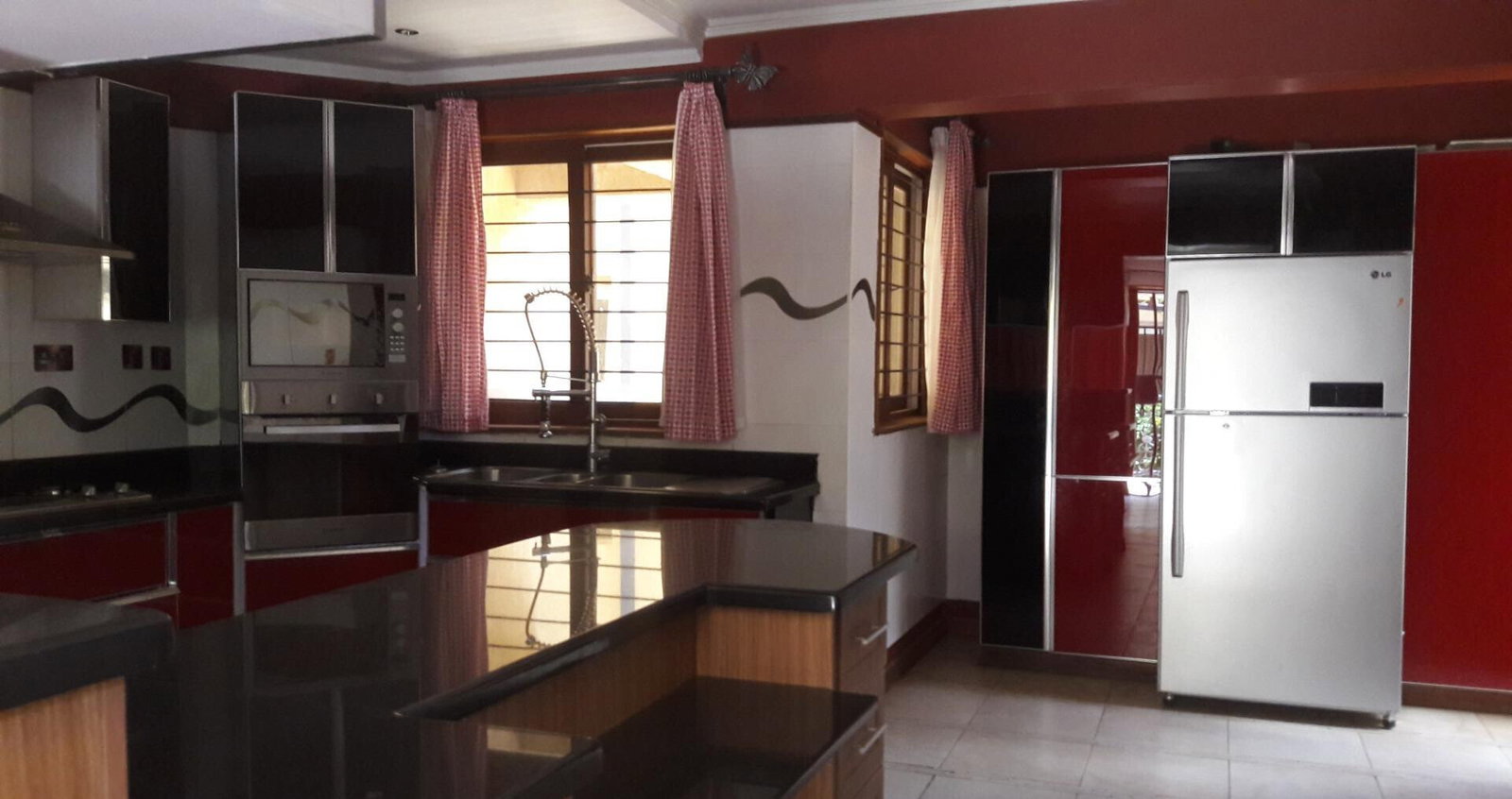 5-Ensuite Townhouse with Fireplace & Private Garden - Spring Valley