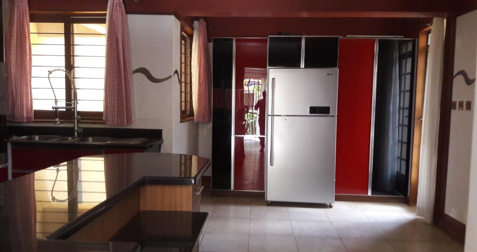 5-Ensuite Townhouse with Fireplace & Private Garden - Spring Valley