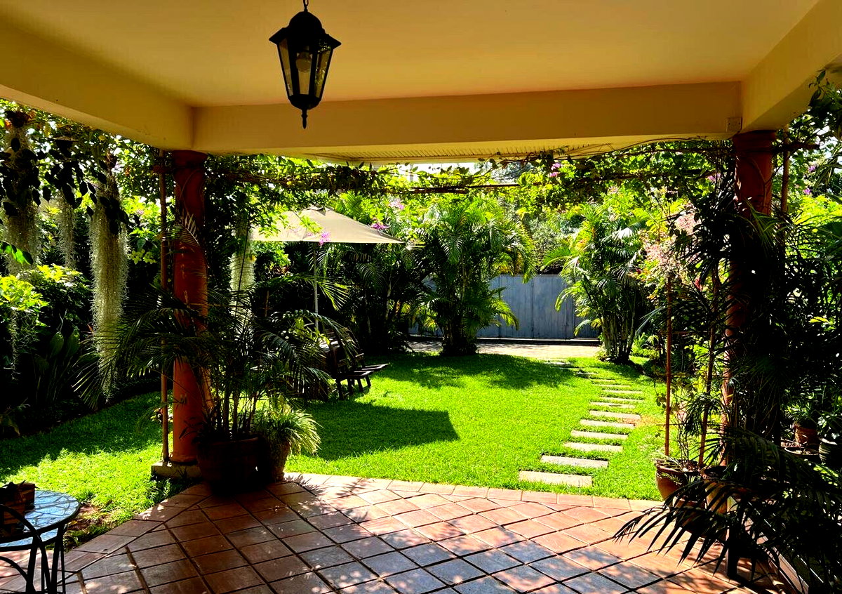 5BR Townhouse with Sunken Living Room & Guest Wing - Kilimani