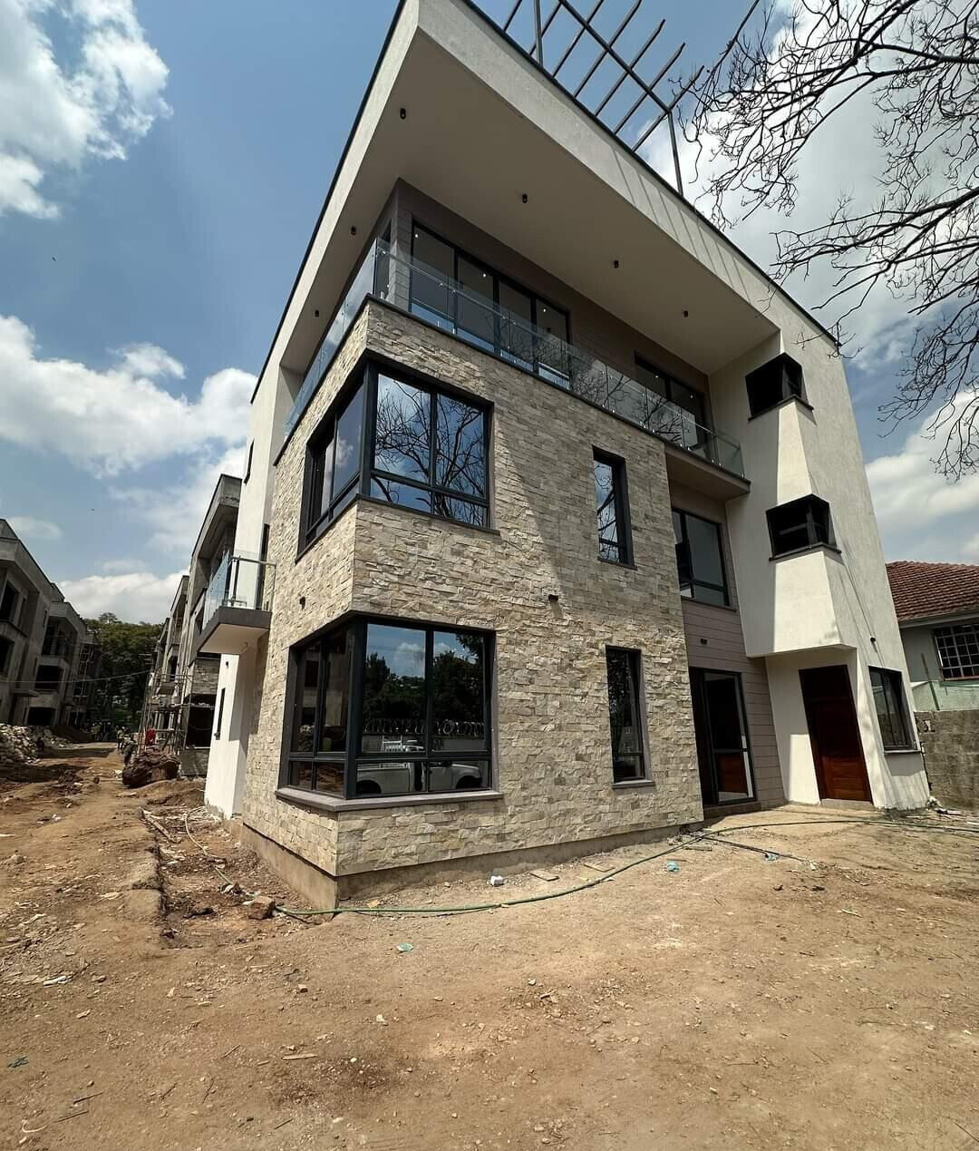4-Ensuite Townhouse with Rooftop Terrace & DSQ - Lavington