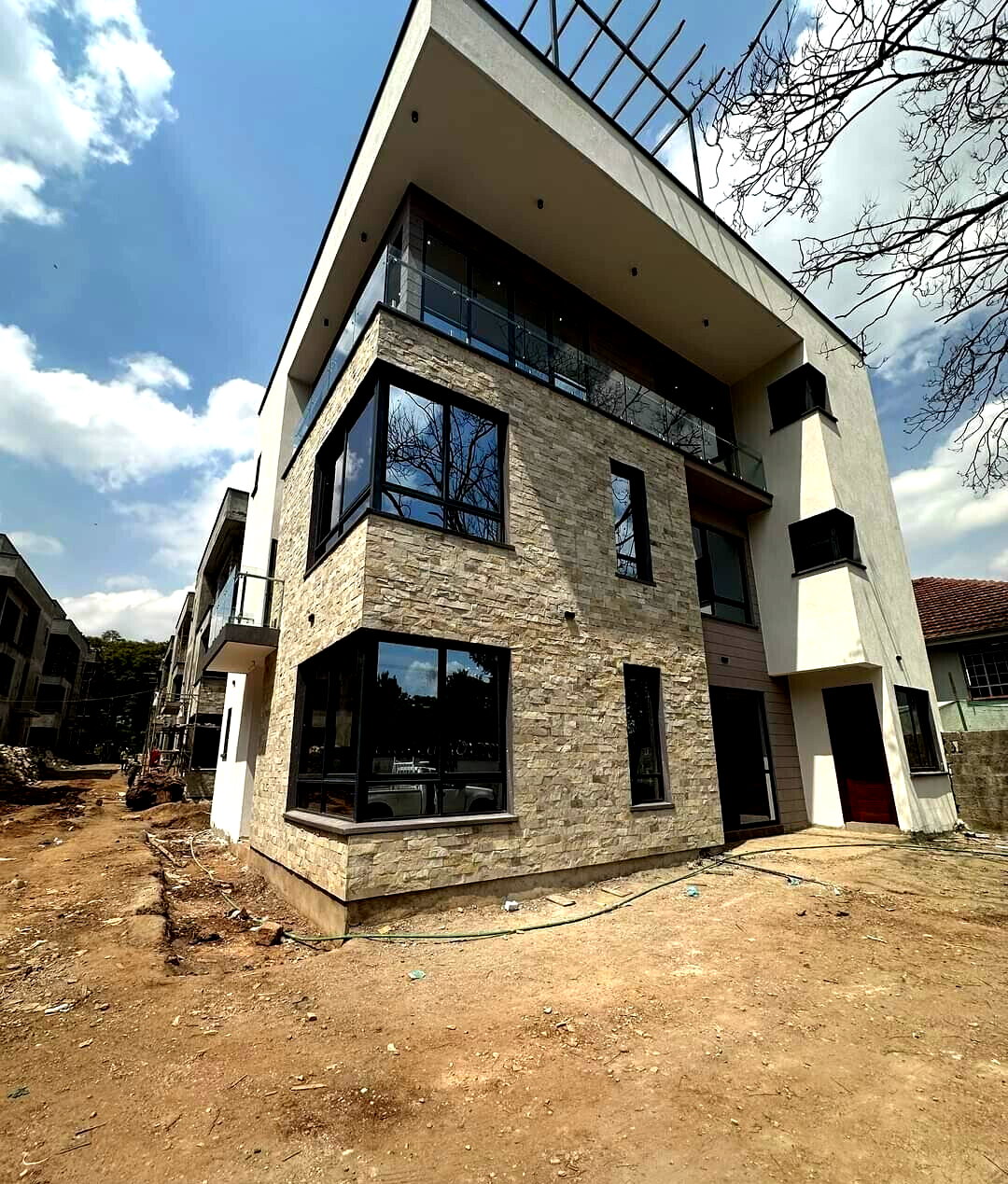4-Ensuite Townhouse with Rooftop Terrace & DSQ - Lavington