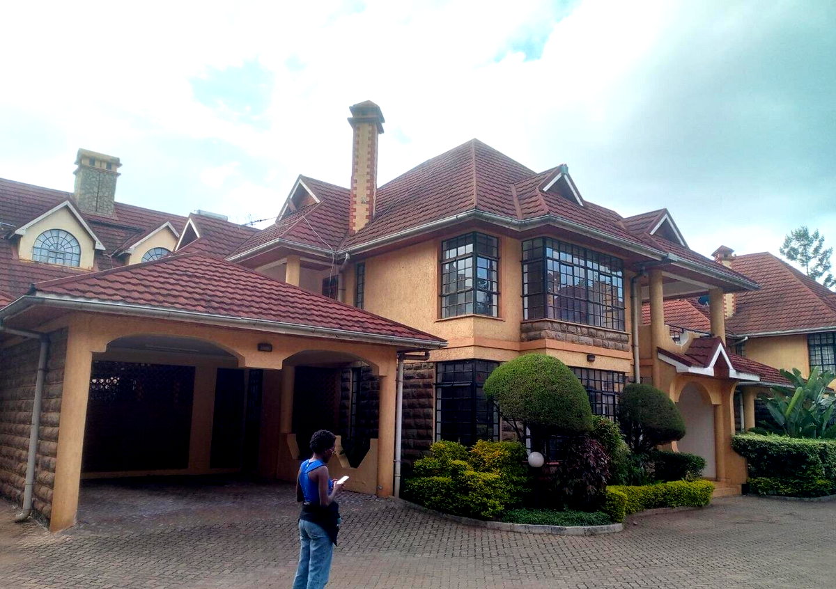 5-Ensuite Townhouse with Private Pool & DSQ - Lavington
