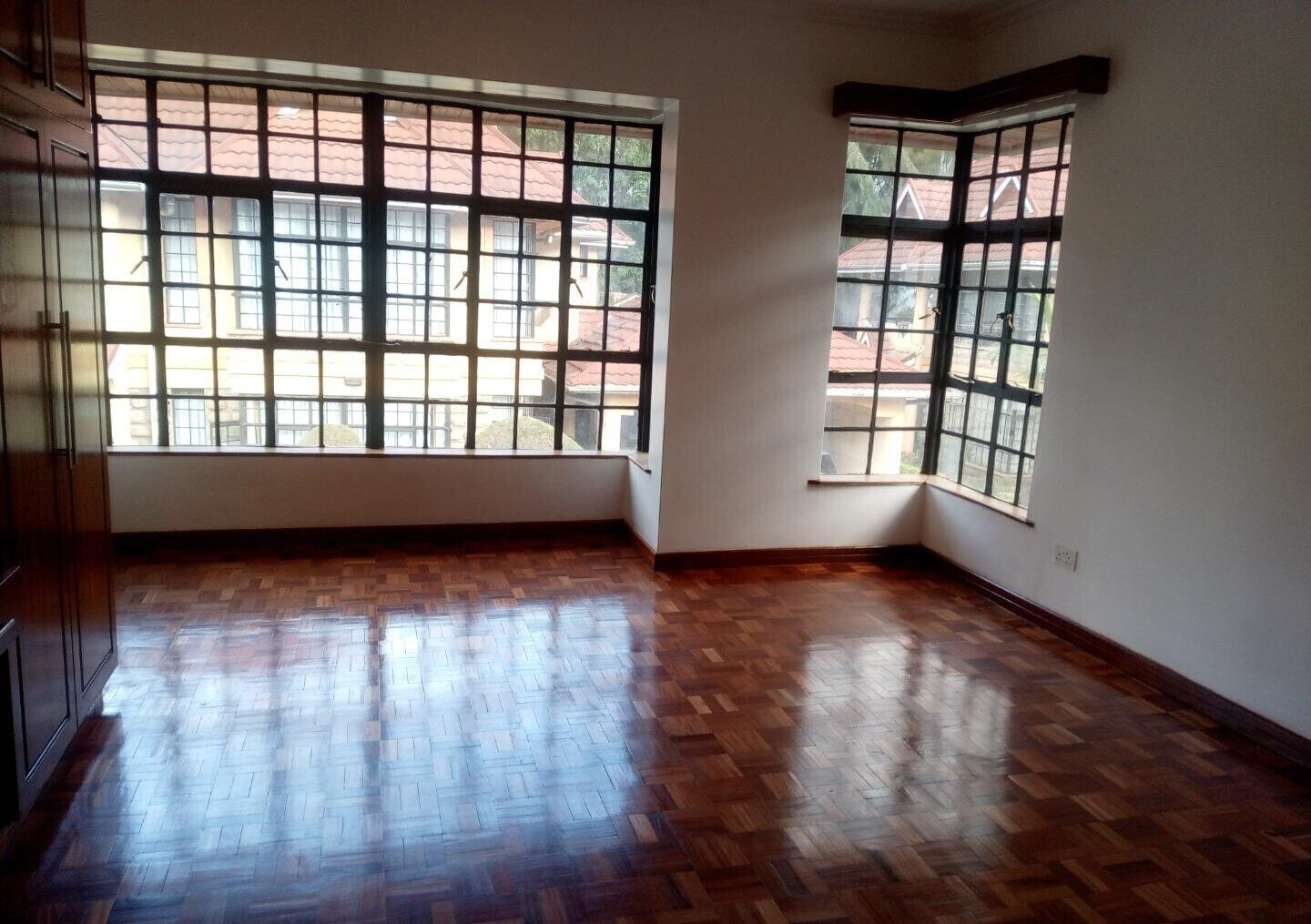5-Ensuite Townhouse with Private Pool & DSQ - Lavington