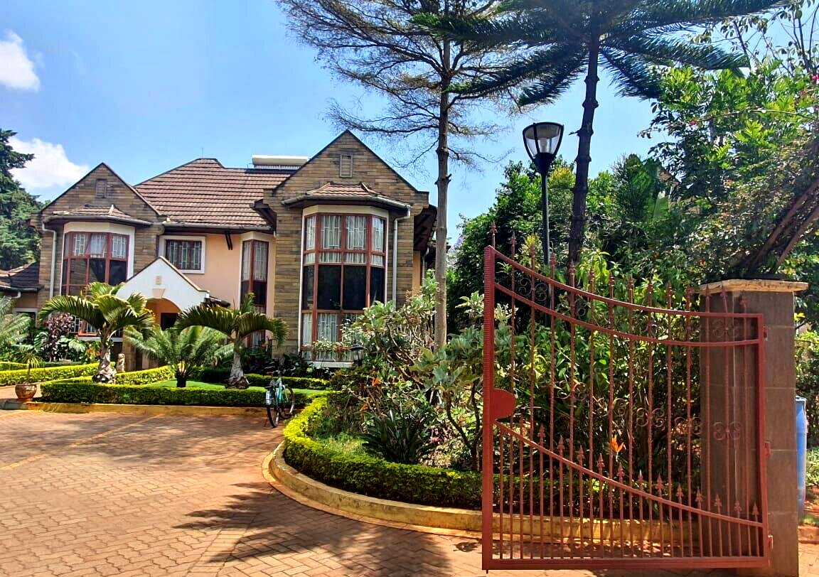 5BR All-Ensuite Townhouse with Fireplace & Clubhouse - Runda