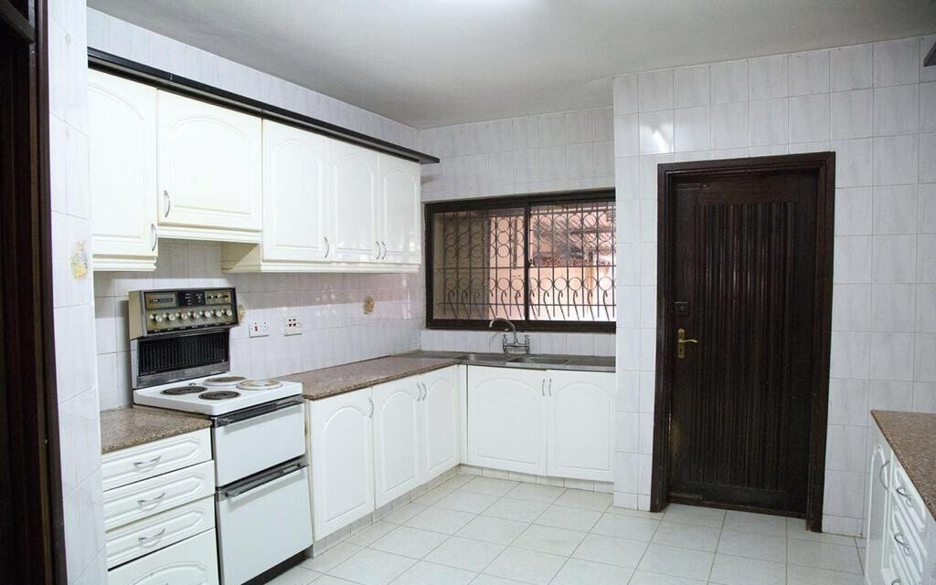 5-Bed Townhouse with DSQ in Private 11-Home Estate - Lavington