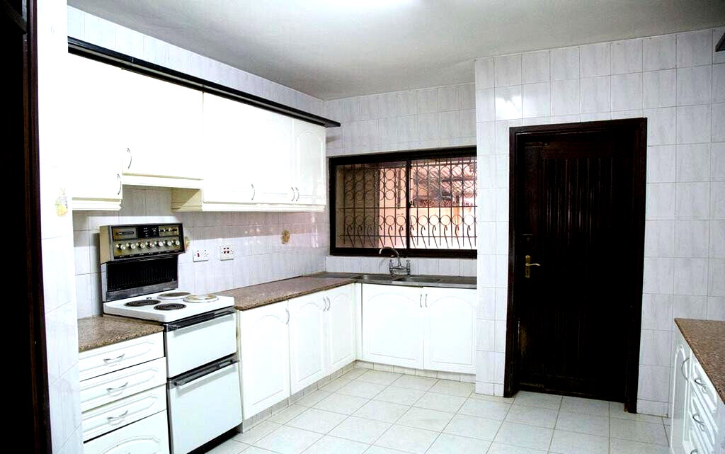 5-Bed Townhouse with DSQ in Private 11-Home Estate - Lavington