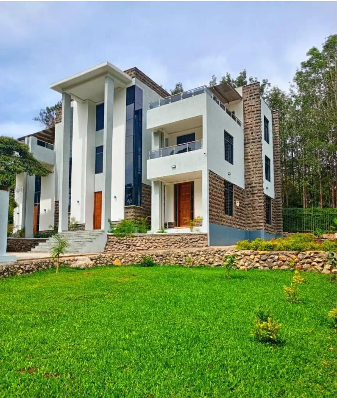Half Acre 6BR Ambassadorial Home