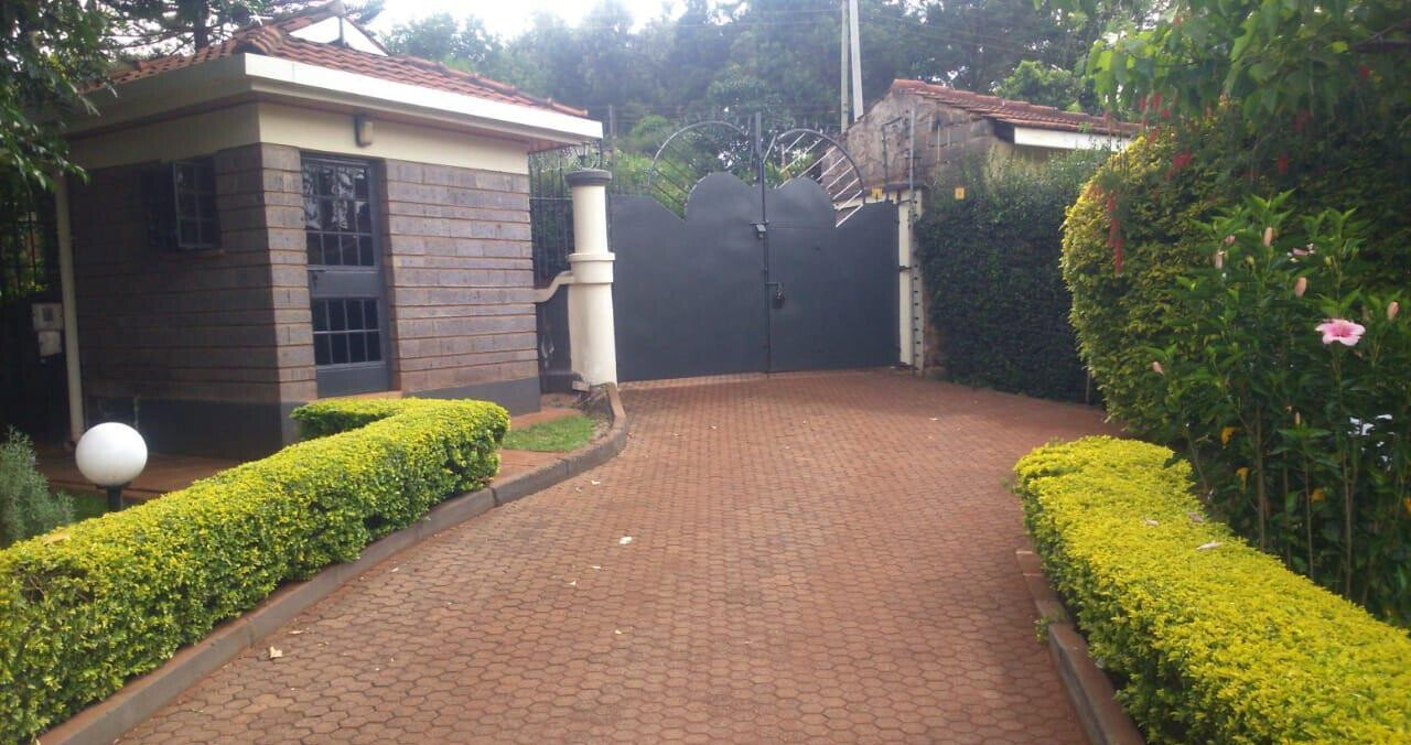 Half-Acre 4BR Townhouse with Private Garden - Runda Mumwe