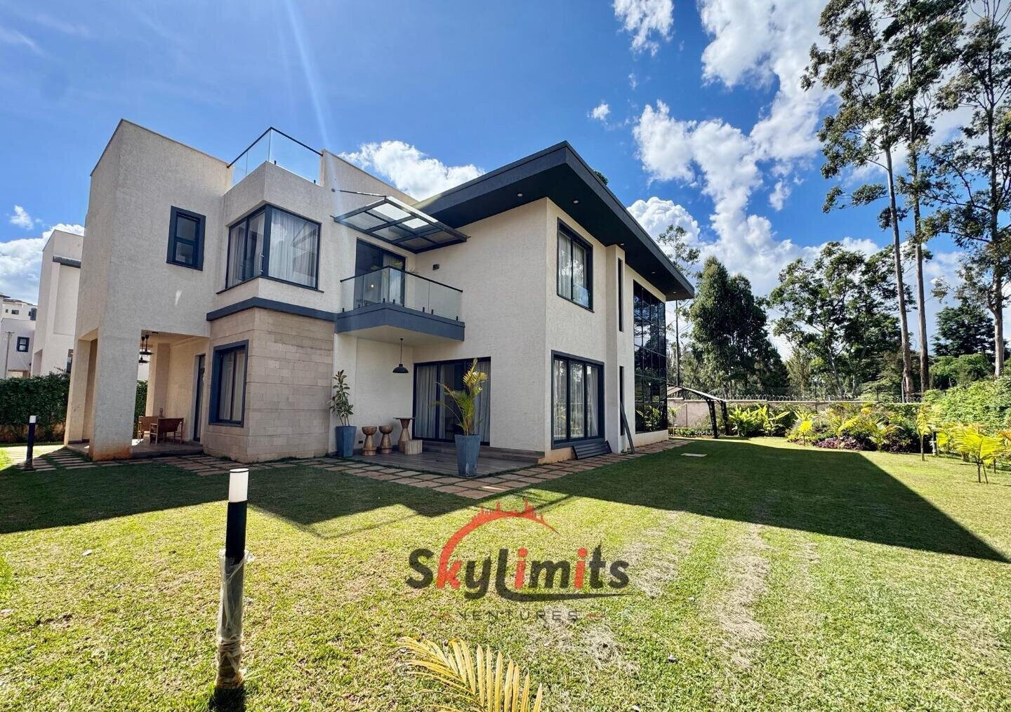 Luxury 4BR Villa with Garden