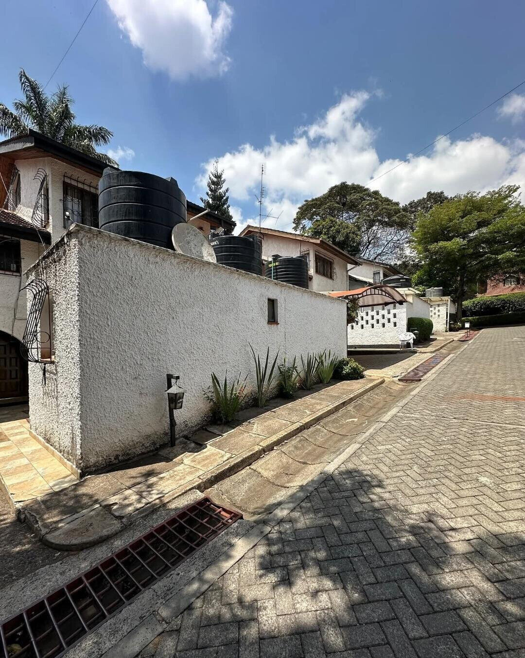 4BR Townhouse with Solar Heating & Lush Gardens - Kilimani