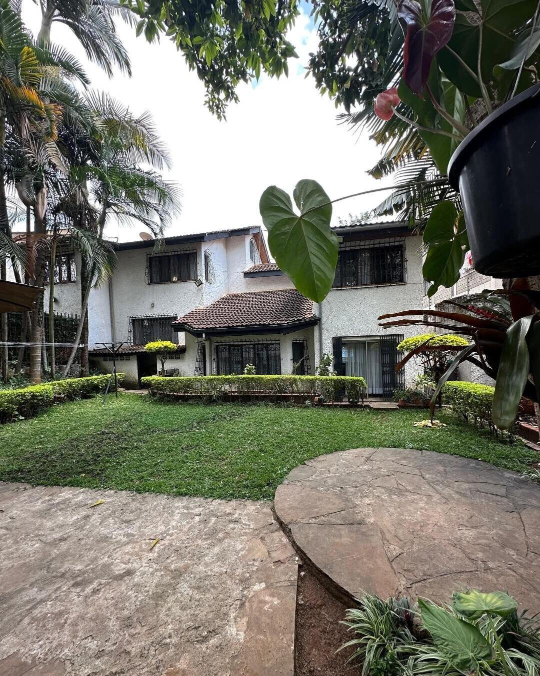 4BR Townhouse with Solar Heating & Lush Gardens - Kilimani