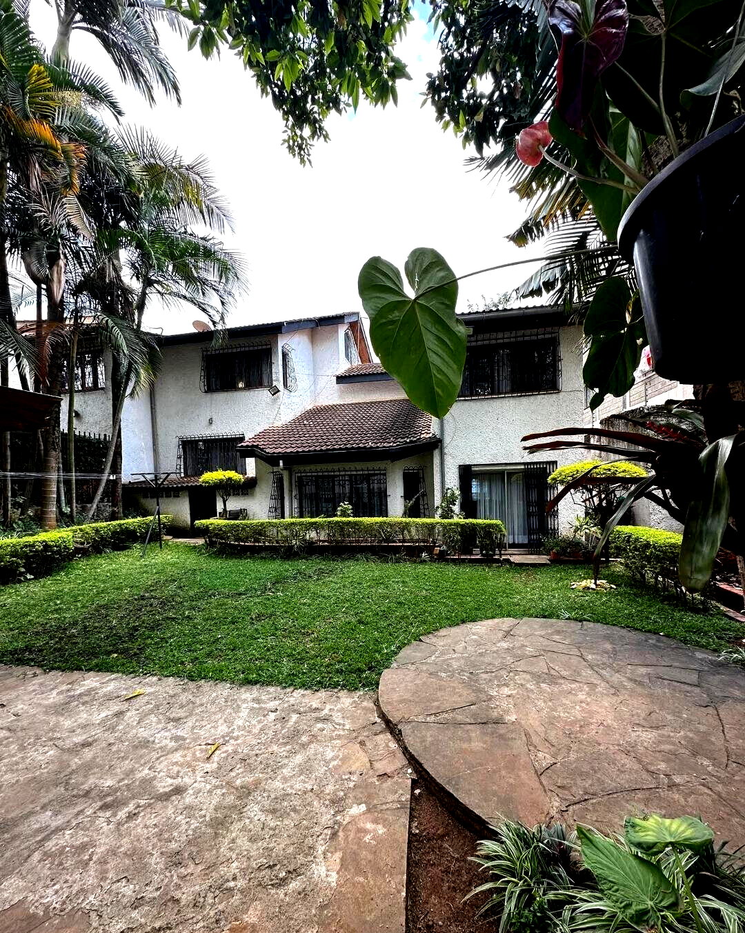 4BR Townhouse with Solar Heating & Lush Gardens - Kilimani