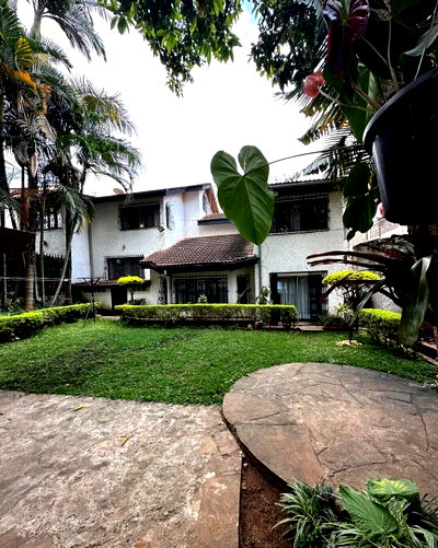 4BR Townhouse with Solar Heating & Lush Gardens - Kilimani