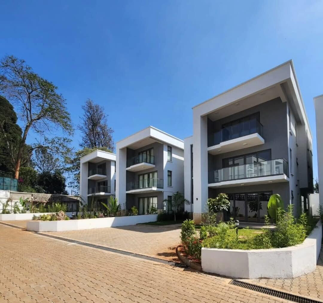 5-Ensuite Townhouse with Fireplace & Home Office - Lavington