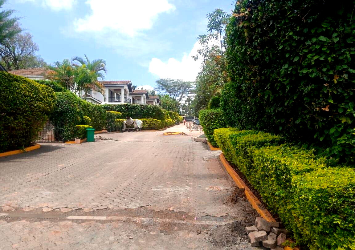 4-Ensuite Townhouse with Pool & Servant Quarter - Spring Valley