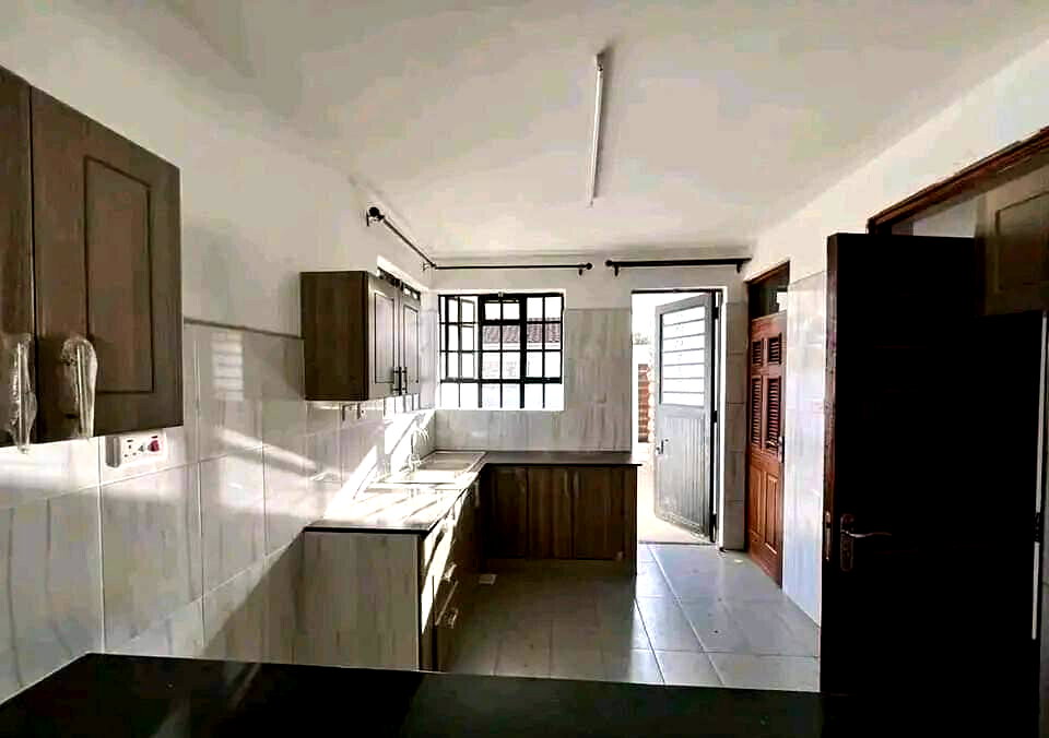 4BR Townhouse with Wooden Floors & DSQ – Karen