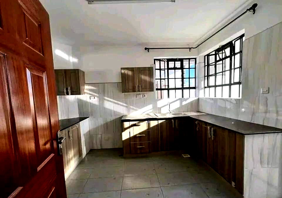 4BR Townhouse with Wooden Floors & DSQ – Karen