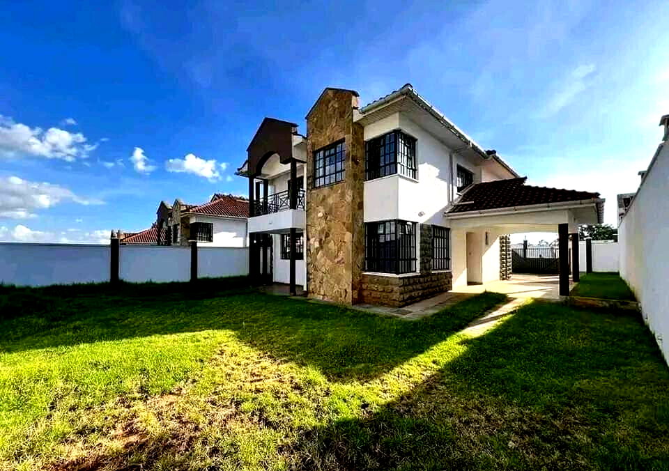4BR Townhouse with Wooden Floors & DSQ – Karen