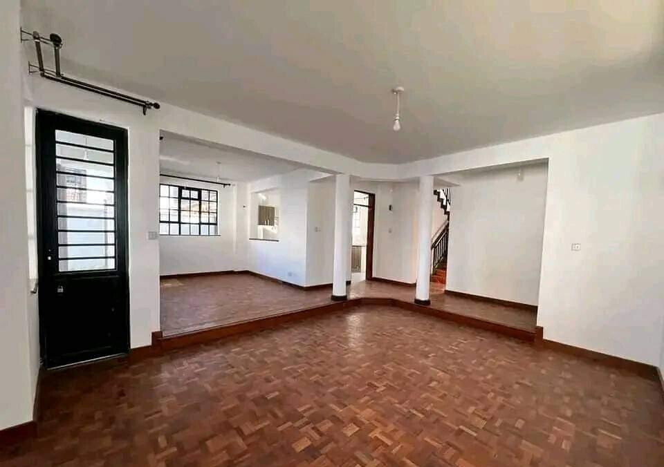 4BR Townhouse with Wooden Floors & DSQ – Karen