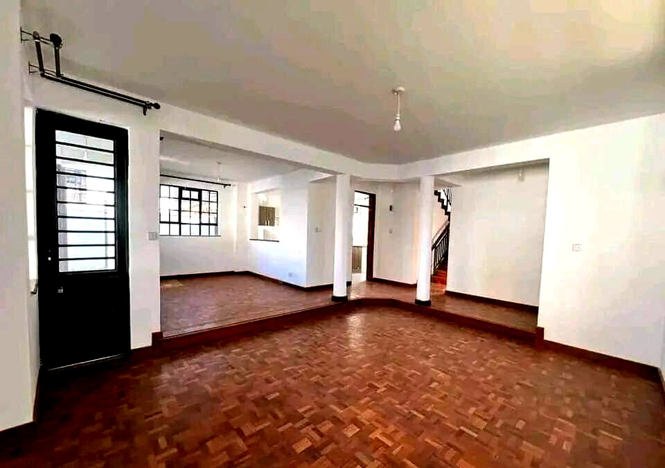 4BR Townhouse with Wooden Floors & DSQ – Karen