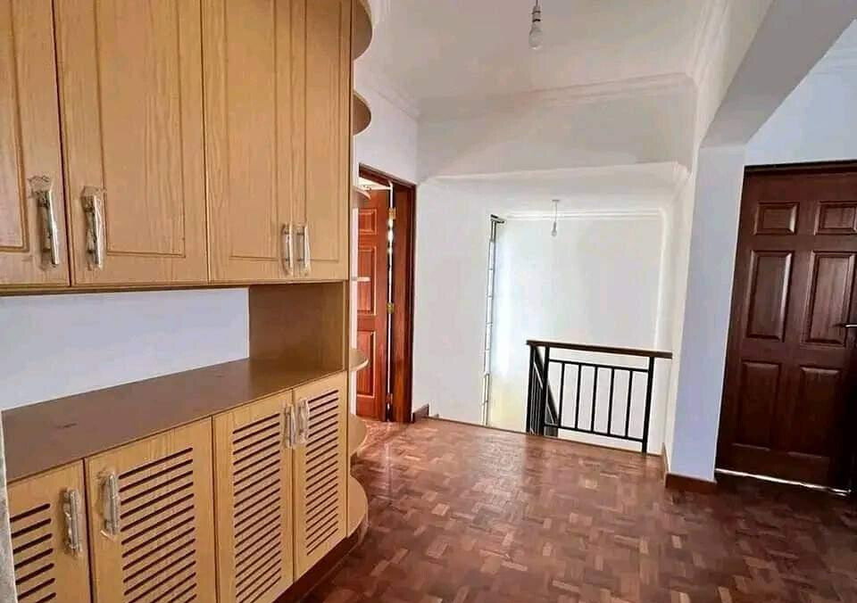 4BR Townhouse with Wooden Floors & DSQ – Karen