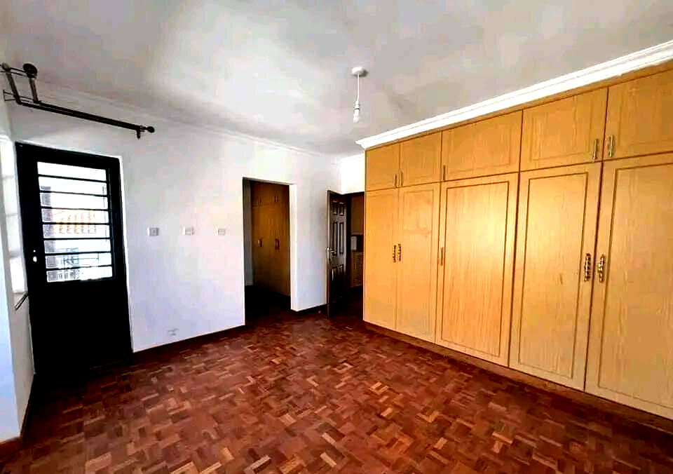 4BR Townhouse with Wooden Floors & DSQ – Karen
