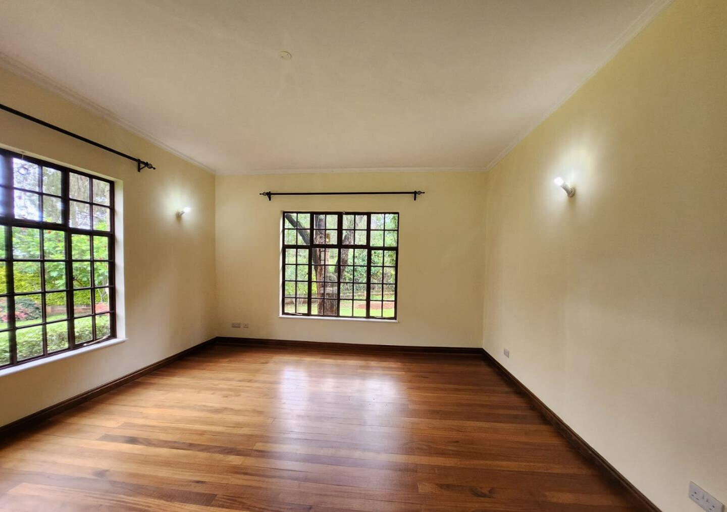 Jacaranda-Lined Drive Townhouse with 5 Ensuites – Hardy, Karen