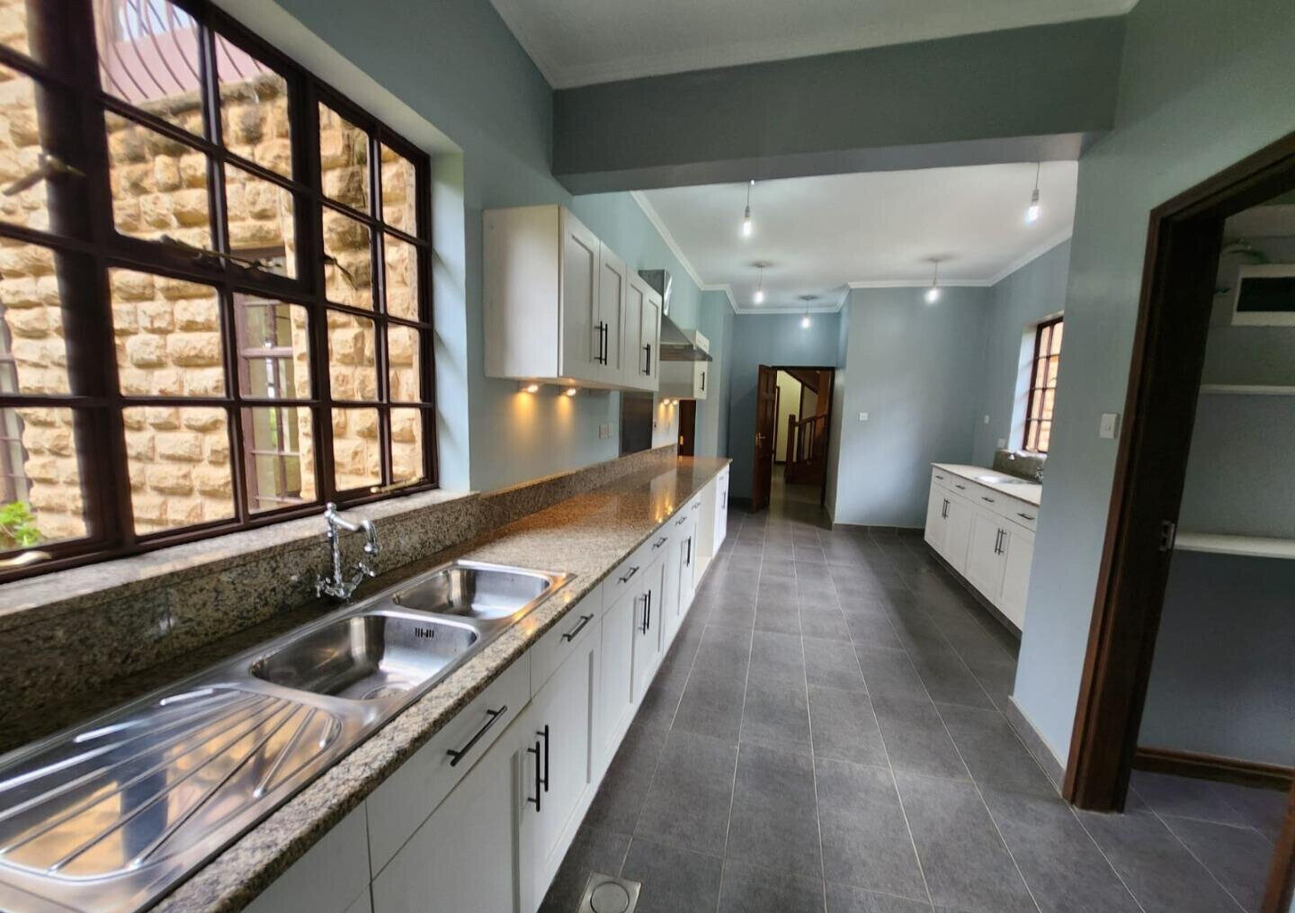 Jacaranda-Lined Drive Townhouse with 5 Ensuites – Hardy, Karen