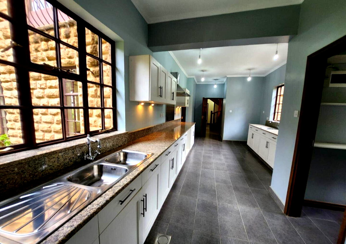 Jacaranda-Lined Drive Townhouse with 5 Ensuites – Hardy, Karen