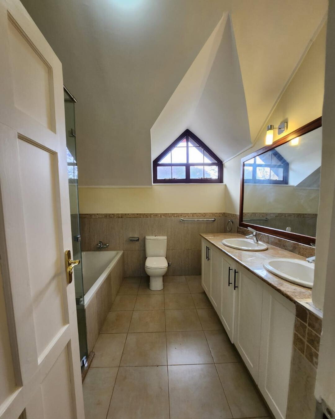 Jacaranda-Lined Drive Townhouse with 5 Ensuites – Hardy, Karen