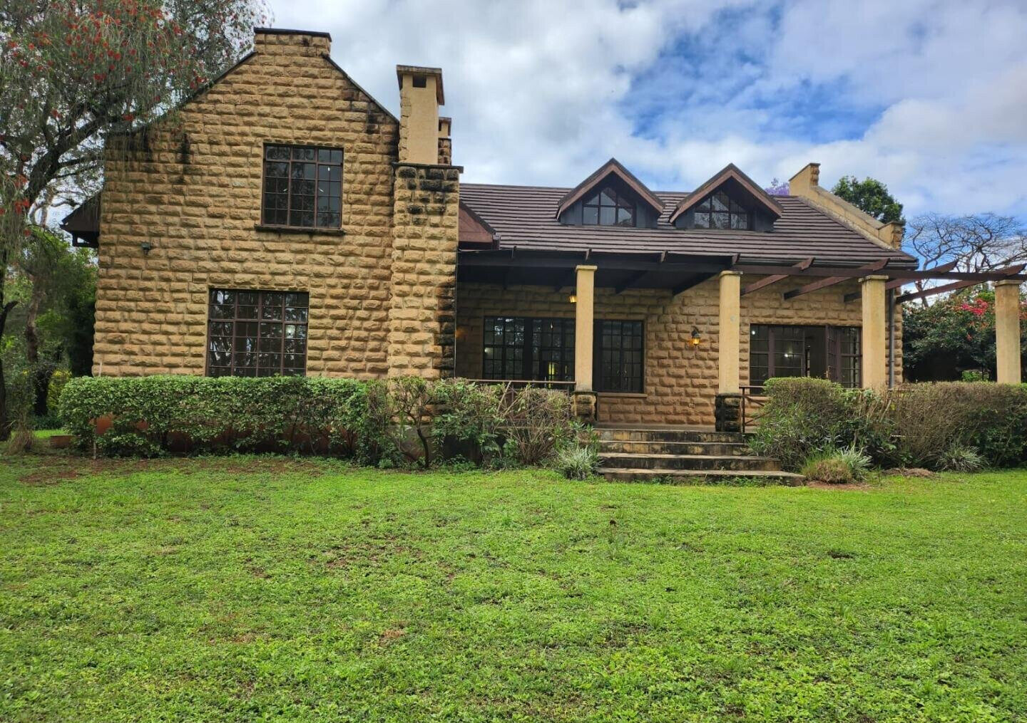 Jacaranda-Lined Drive Townhouse with 5 Ensuites – Hardy, Karen