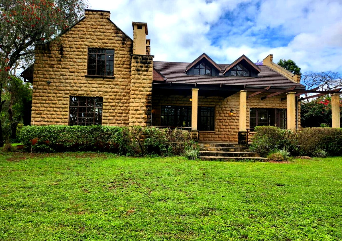 Jacaranda-Lined Drive Townhouse with 5 Ensuites – Hardy, Karen