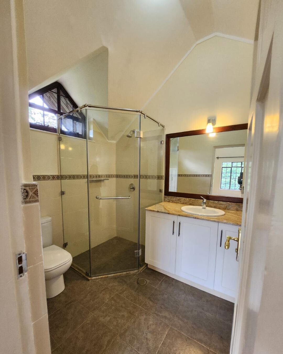 Jacaranda-Lined Drive Townhouse with 5 Ensuites – Hardy, Karen