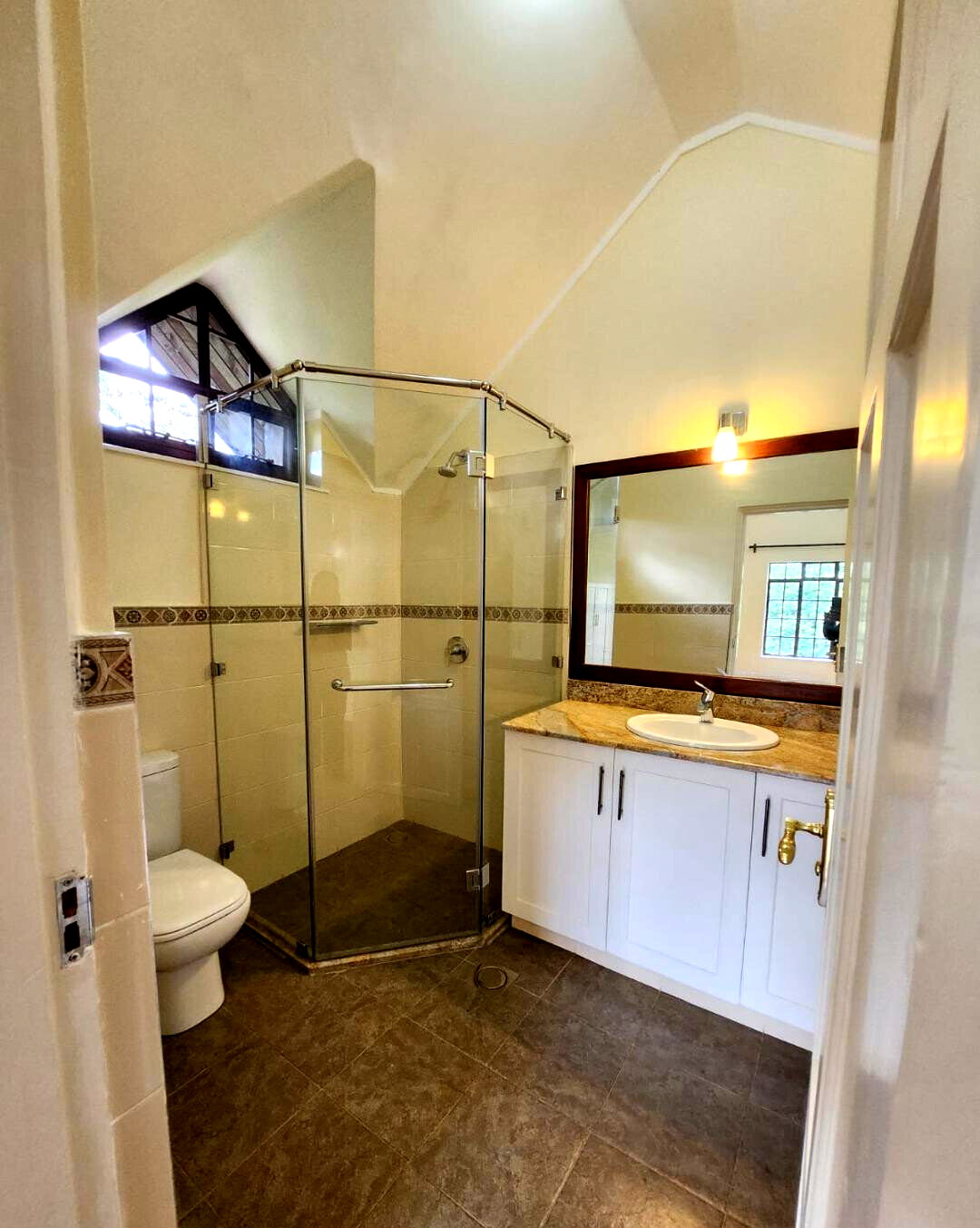 Jacaranda-Lined Drive Townhouse with 5 Ensuites – Hardy, Karen