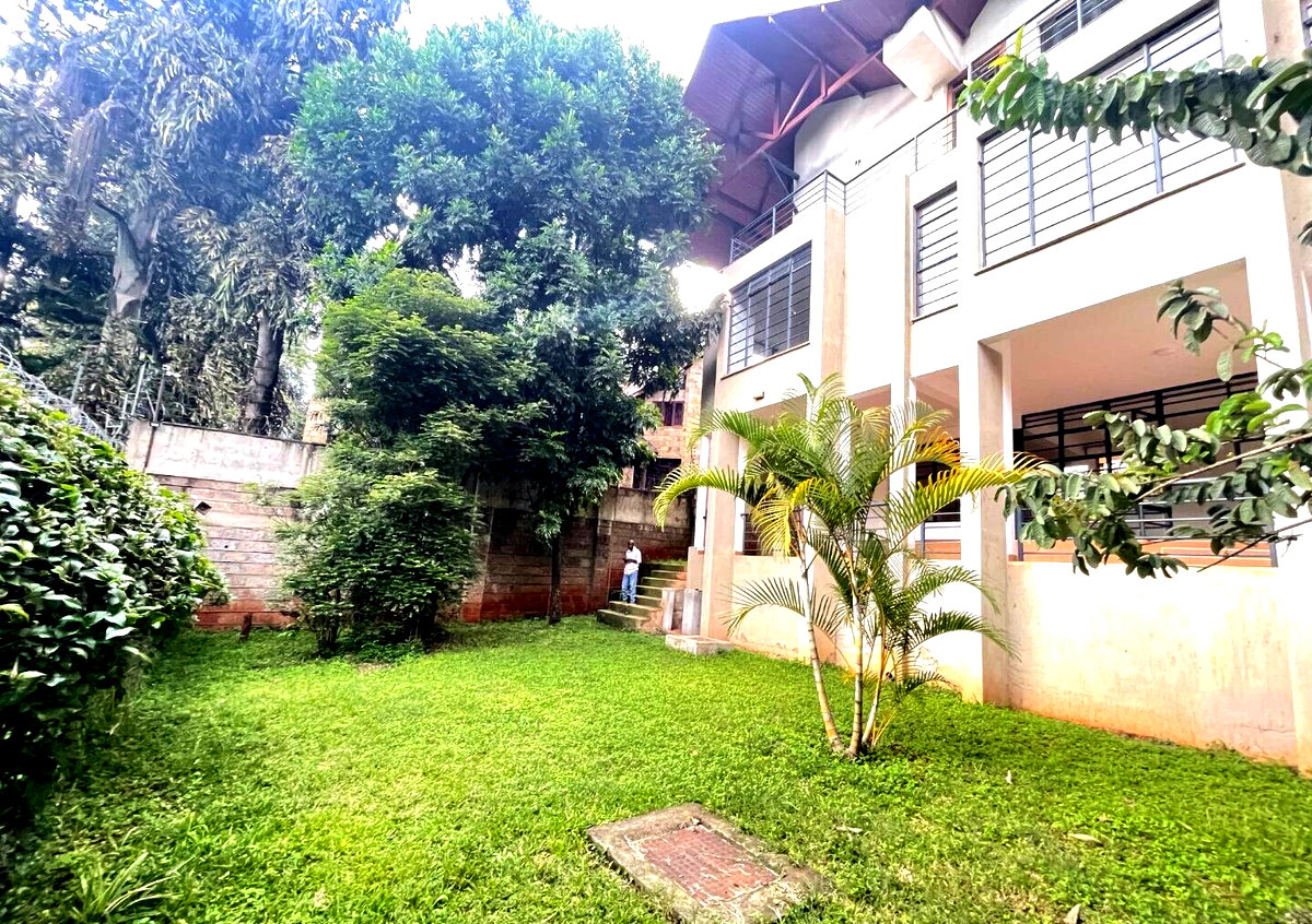 4-Ensuite Townhouse with DSQ & Garden - Riverside Lavington