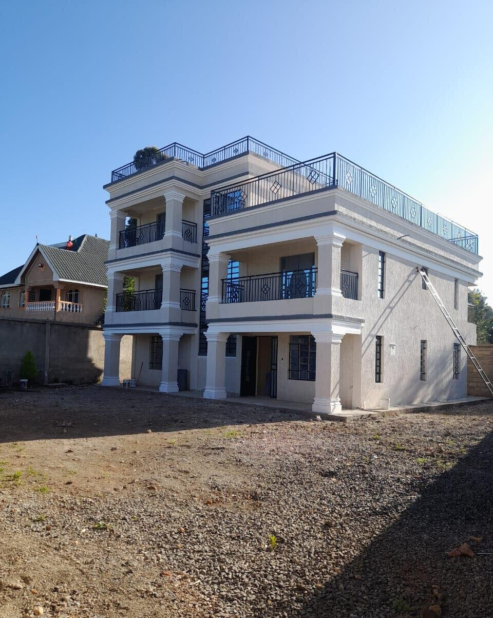 4BR All-Ensuite Townhouse on 50x100 with Green Lawn - Thigio