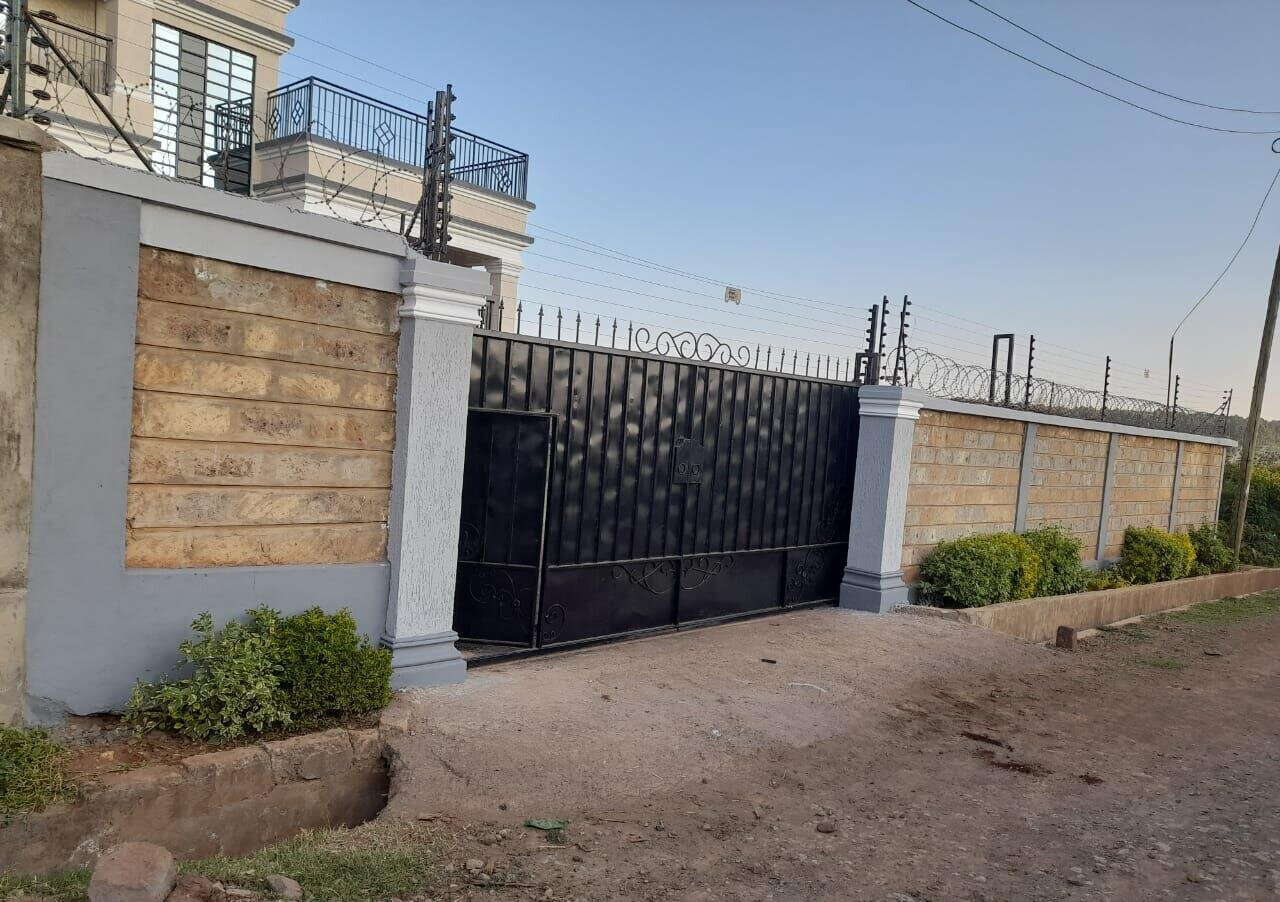 4BR All-Ensuite Townhouse on 50x100 with Green Lawn - Thigio