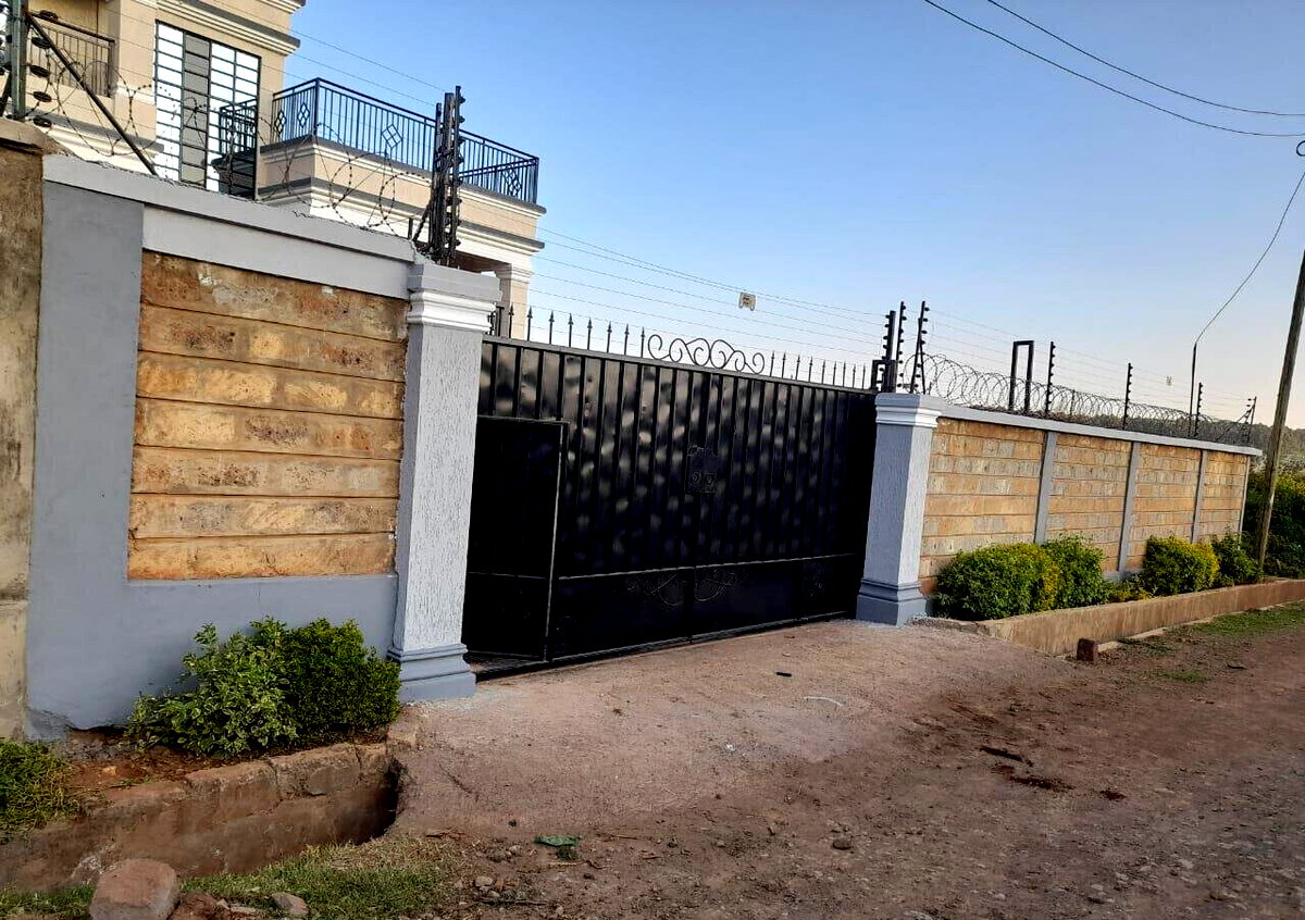 4BR All-Ensuite Townhouse on 50x100 with Green Lawn - Thigio
