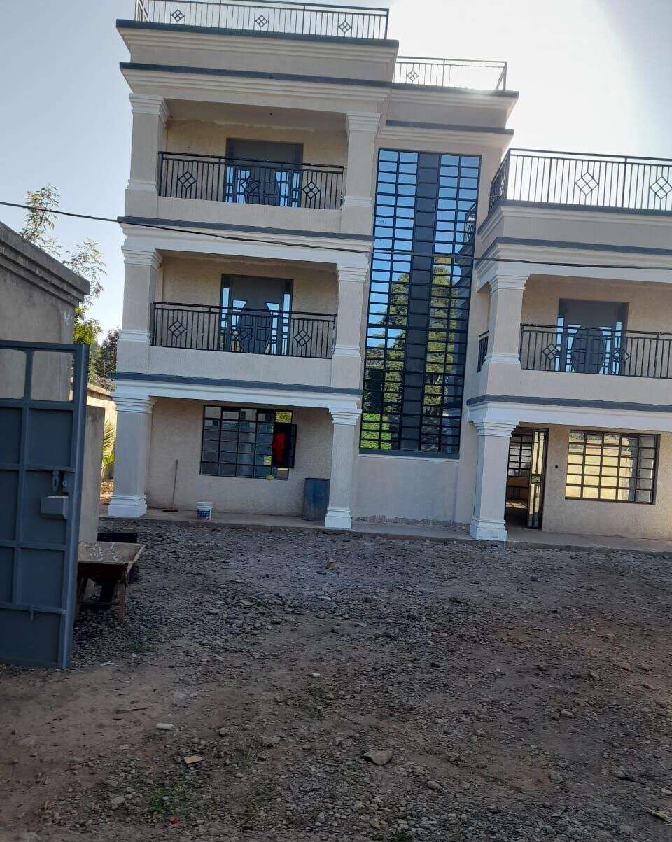 4BR All-Ensuite Townhouse on 50x100 with Green Lawn - Thigio