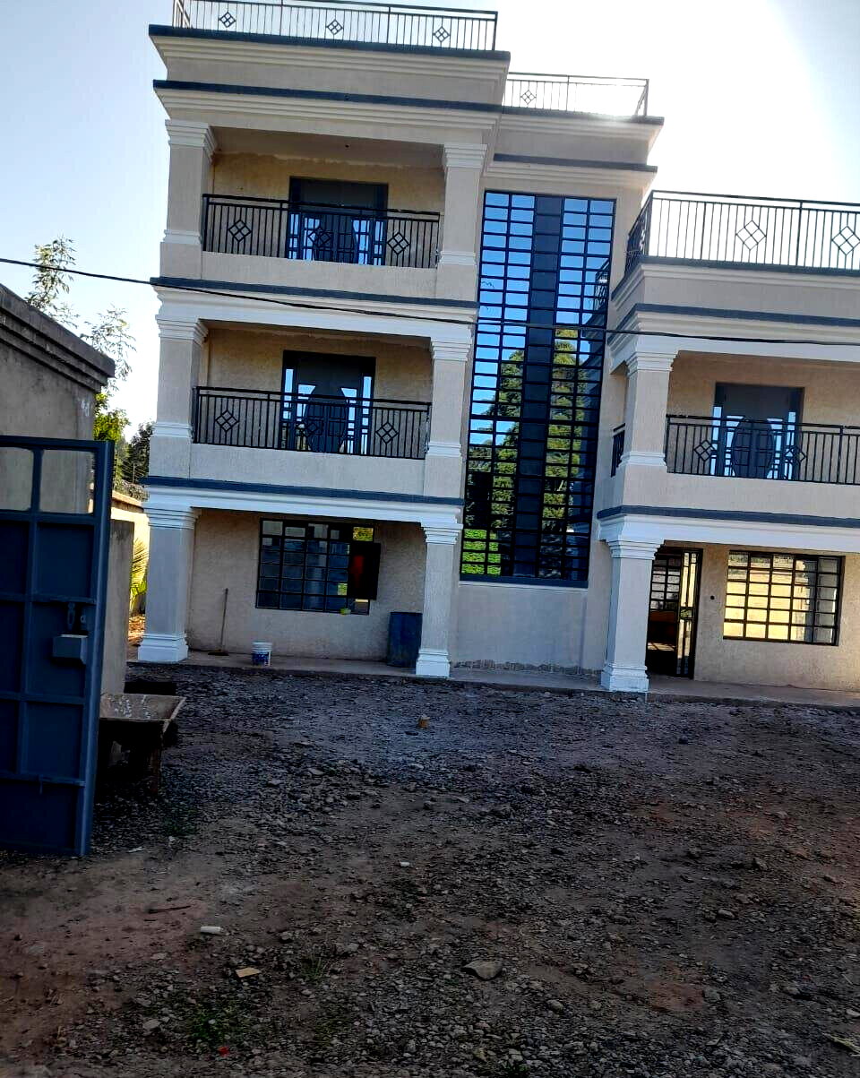 4BR All-Ensuite Townhouse on 50x100 with Green Lawn - Thigio