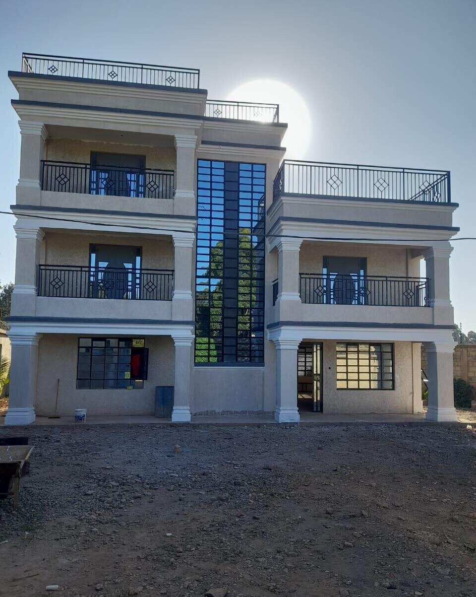 4BR All-Ensuite Townhouse on 50x100 with Green Lawn - Thigio
