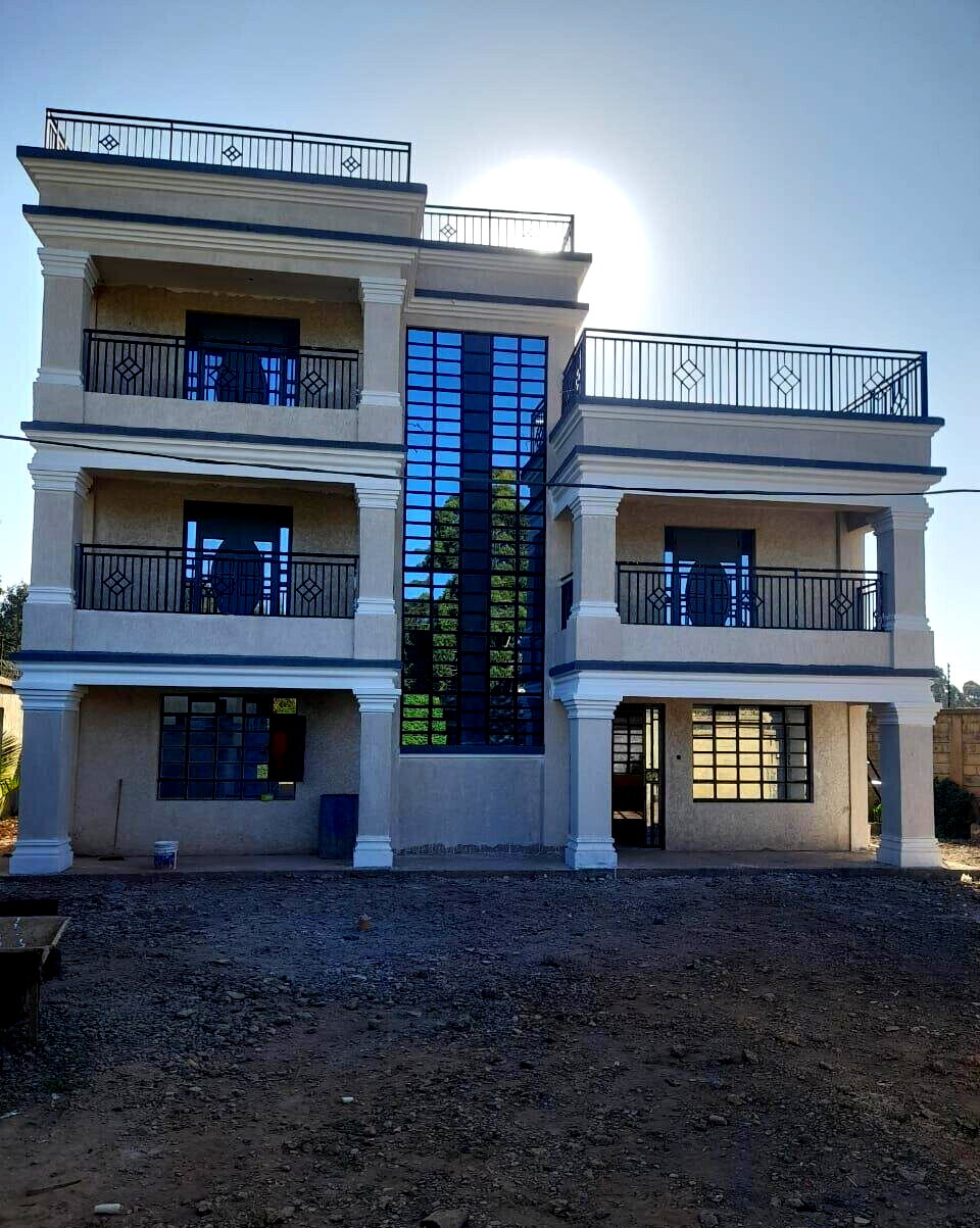 4BR All-Ensuite Townhouse on 50x100 with Green Lawn - Thigio