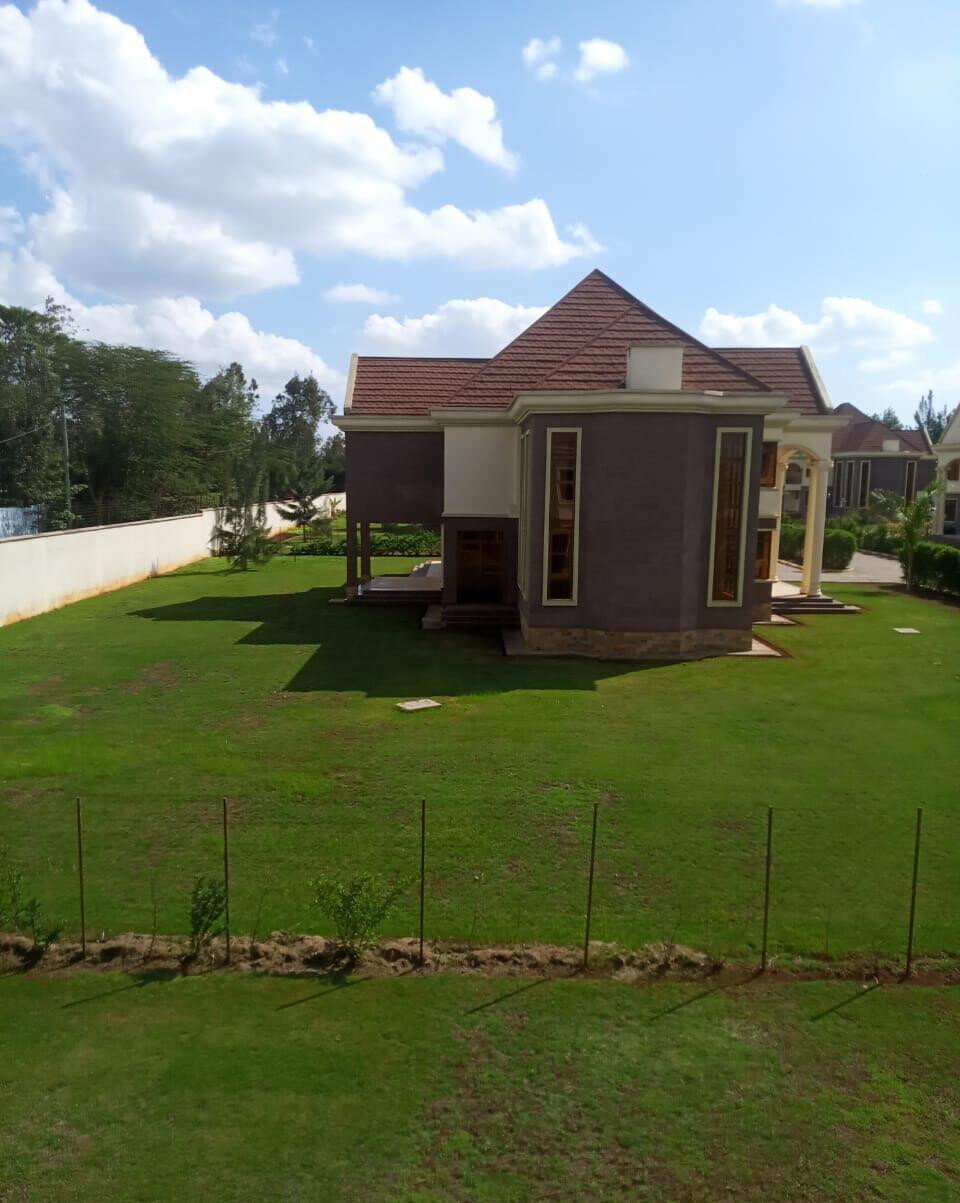 5-Ensuite Townhouse with Jacuzzi & Gym – 10-Min Walk to Karen Shops