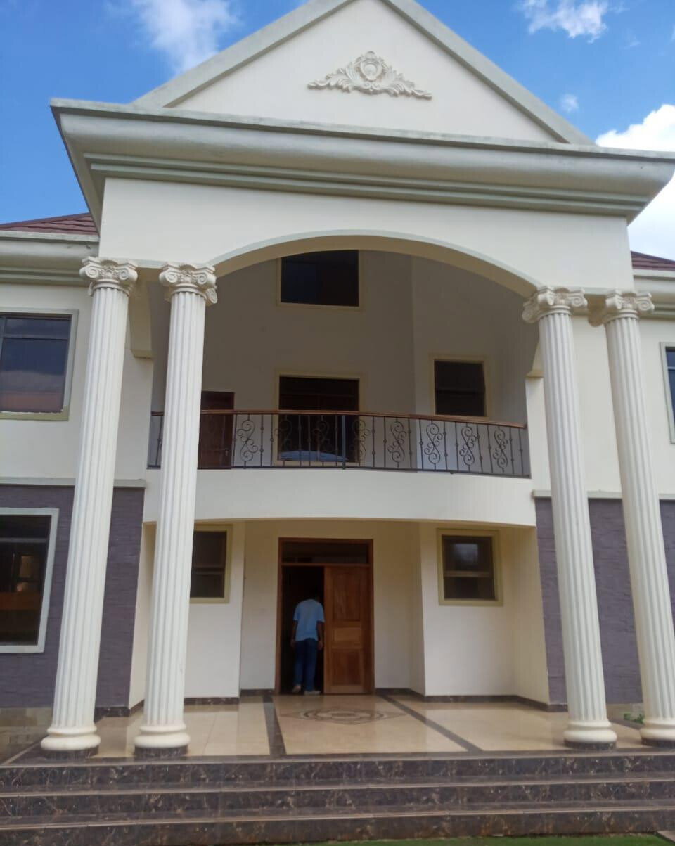 5-Ensuite Townhouse with Jacuzzi & Gym – 10-Min Walk to Karen Shops