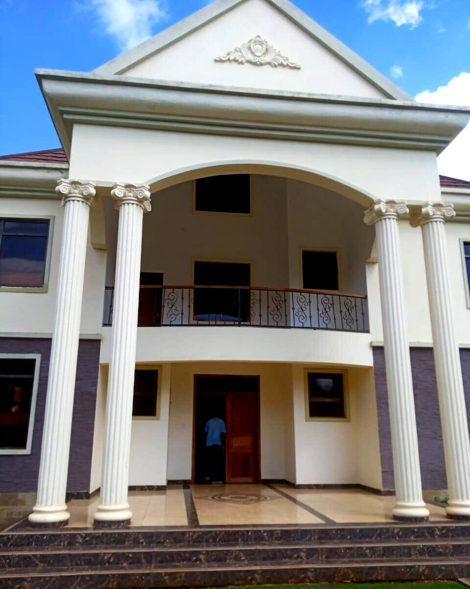 5-Ensuite Townhouse with Jacuzzi & Gym – 10-Min Walk to Karen Shops