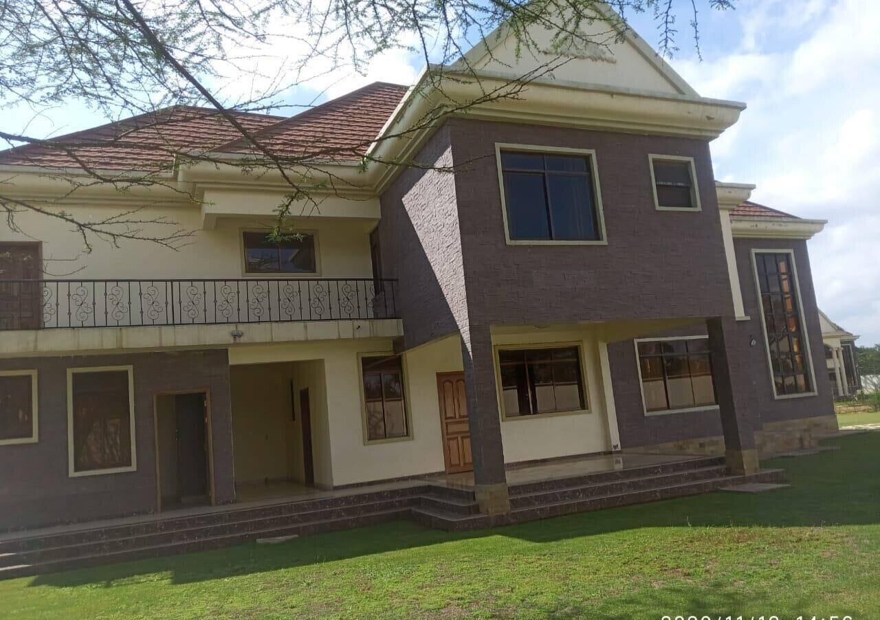 5-Ensuite Townhouse with Jacuzzi & Gym – 10-Min Walk to Karen Shops