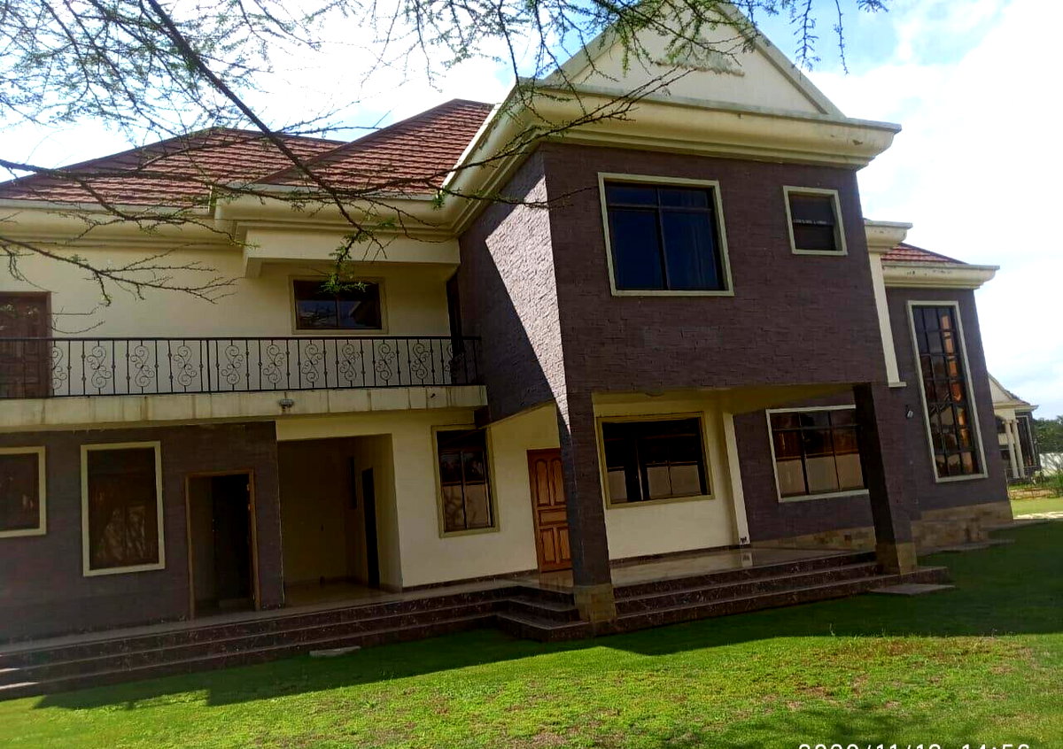 5-Ensuite Townhouse with Jacuzzi & Gym – 10-Min Walk to Karen Shops
