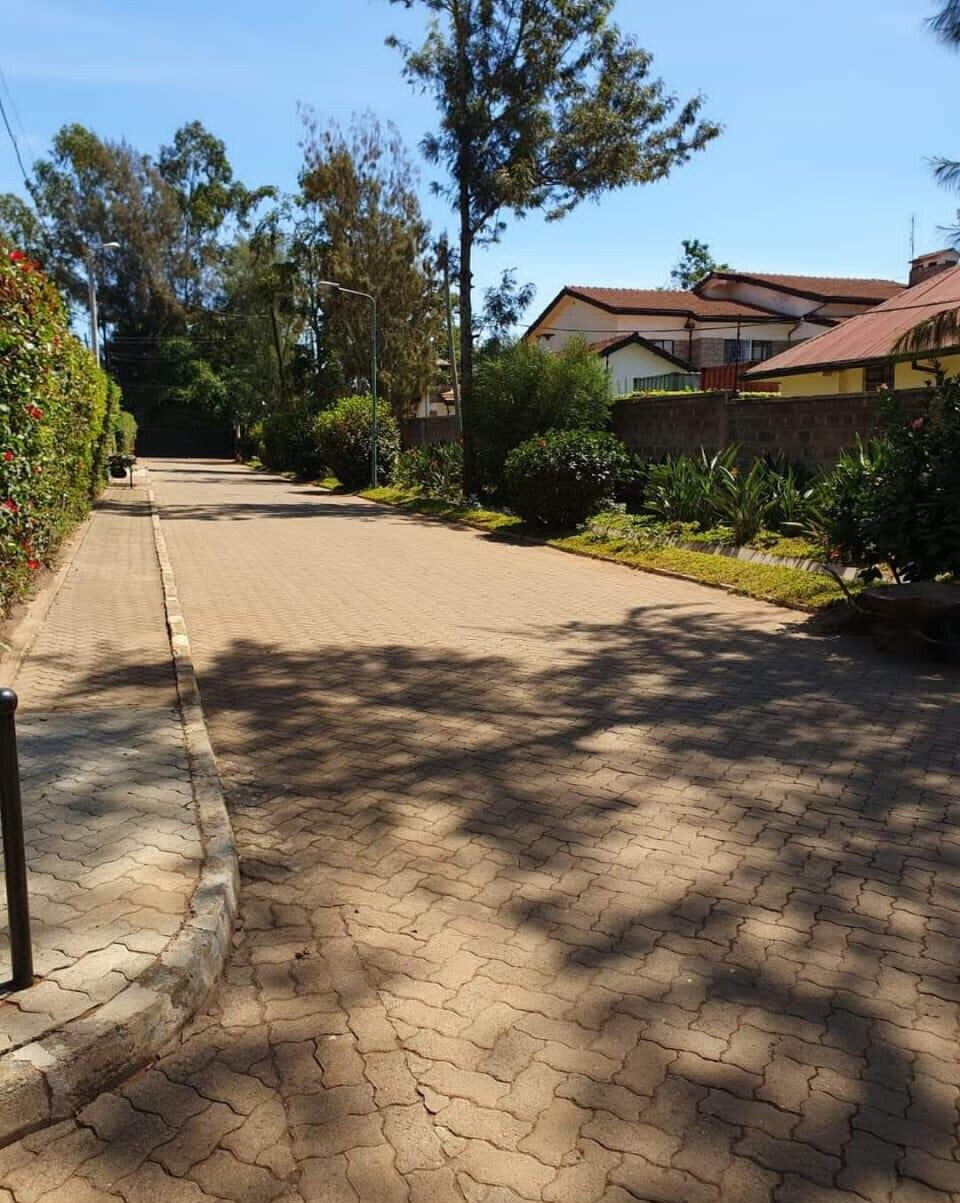 4-Bed Corner Townhouse with Fireplace & DSQ – Hardy, Karen