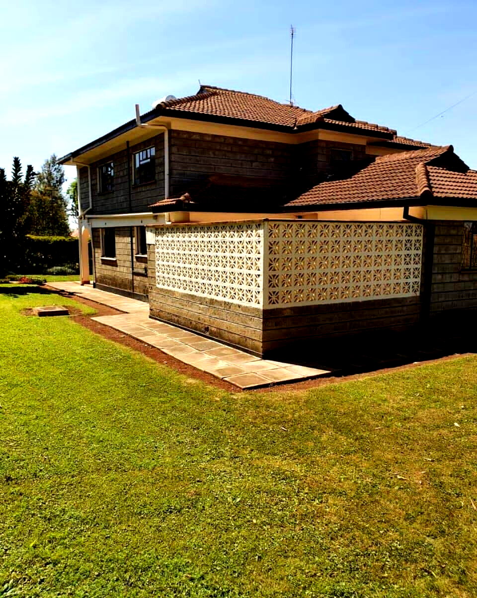 4-Bed Corner Townhouse with Fireplace & DSQ – Hardy, Karen